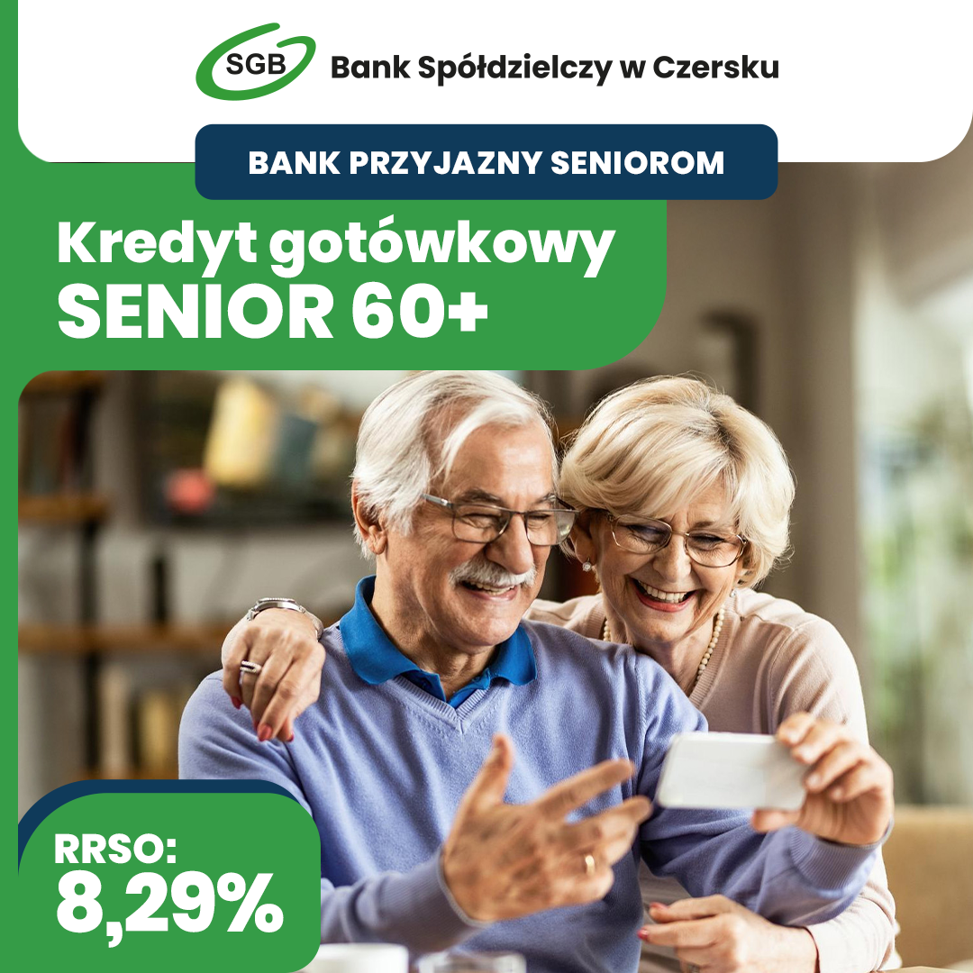 Starszy mężczyzna i kobieta uśmiechają się do siebie patrząc na smartfona. Tekst promuje kredyt gotówkowy dla seniorów 60+ w Banku Spółdzielczym w Czersku z oprocentowaniem 8,29%.