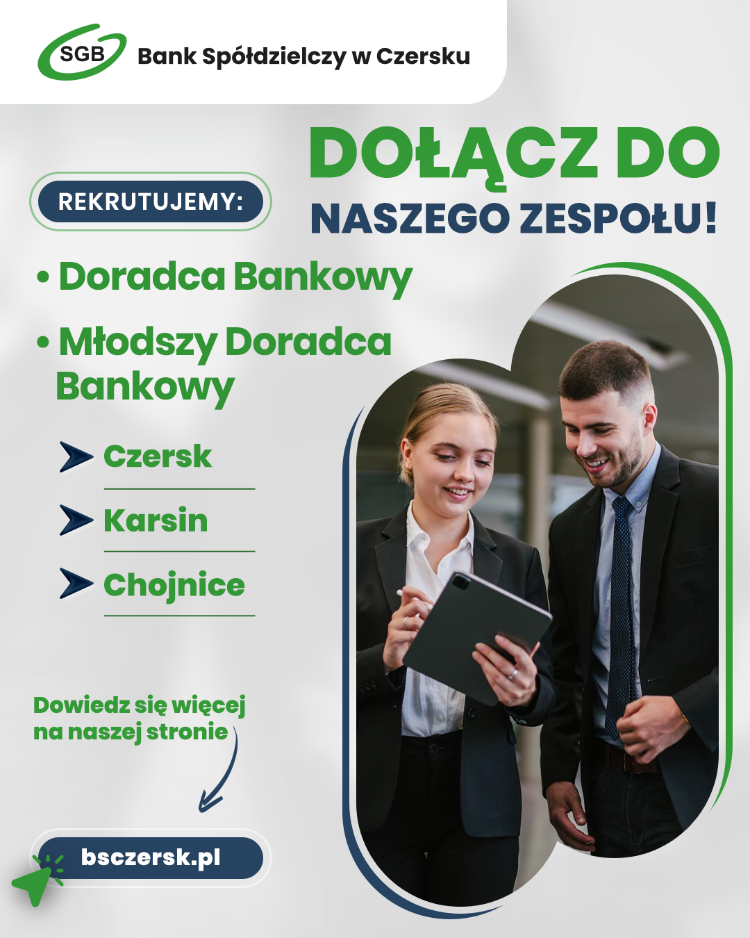 Dwoje profesjonalnie ubranych współpracowników, kobieta trzymająca długopis i notatnik oraz mężczyzna trzymający tablet, stoją razem uśmiechnięci w biurze. Tekst reklamuje oferty pracy w banku.