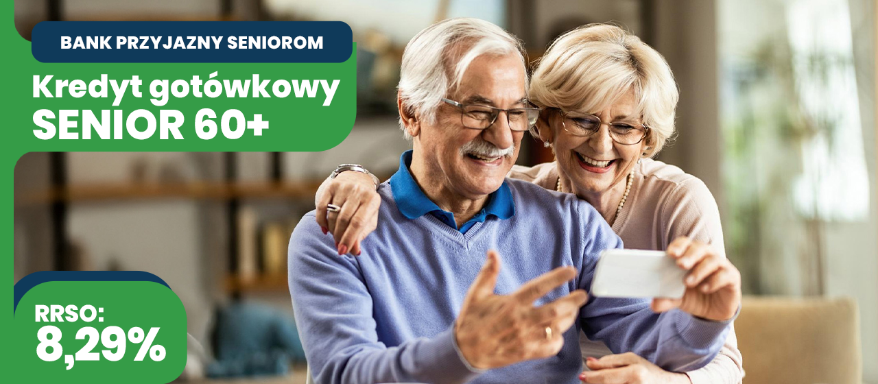 Starszy mężczyzna i kobieta uśmiechają się, patrząc na smartfona, z polskim tekstem promującym ofertę pożyczki gotówkowej dla seniorów w wieku 60+ i oprocentowaniem 8,29%.