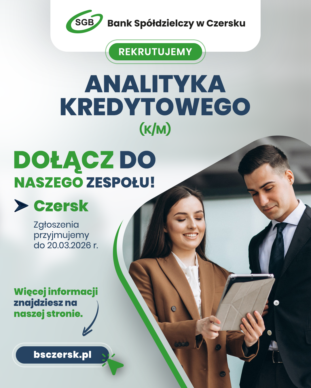 Dwie profesjonalnie ubrane osoby przeglądają dokumenty na tablecie. Tekst na zdjęciu reklamuje ofertę pracy analityka kredytowego w Banku Spółdzielczym w Czersku.