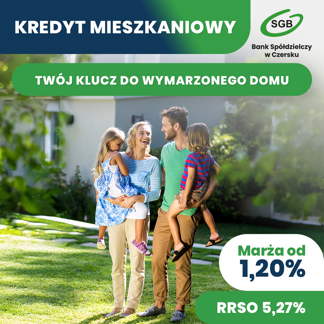 Uśmiechnięta czteroosobowa rodzina stoi razem na świeżym powietrzu w zielonym parku. Zdjęcie promuje kredyt mieszkaniowy z oprocentowaniem od 1,20% i RRSO na poziomie 5,27% oferowany przez Bank Spółdzielczy w Czersku.
