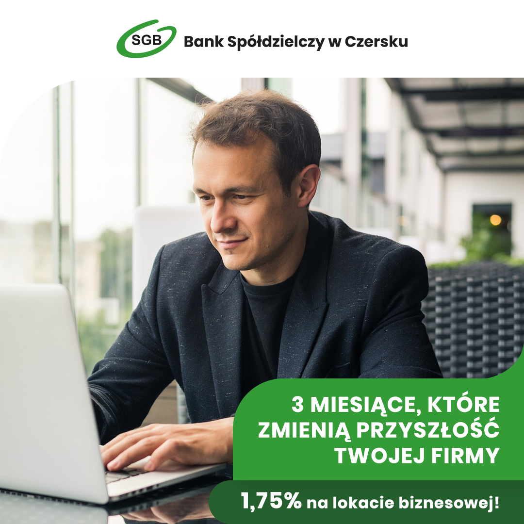 Mężczyzna w garniturze pracuje na laptopie w pomieszczeniu. Napis na zdjęciu reklamuje ofertę lokaty biznesowej o oprocentowaniu 1,75% od Banku Spółdzielczego w Czersku, obiecując zmiany dla przedsiębiorców w ciągu trzech miesięcy.
