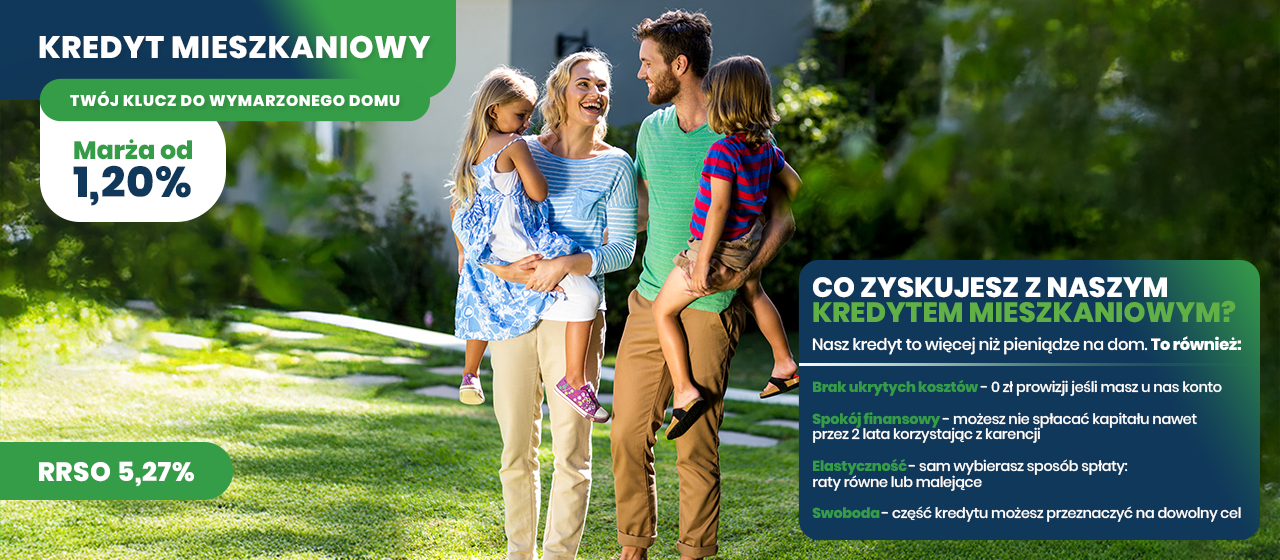 Na zielonej trawie przed domem stoi uśmiechnięta rodzina z dwójką dzieci. Na banerach informacyjnych reklamowana jest pożyczka mieszkaniowa z marżą 1,20% i APR na poziomie 5,27%, wraz z wykazem korzyści finansowych.